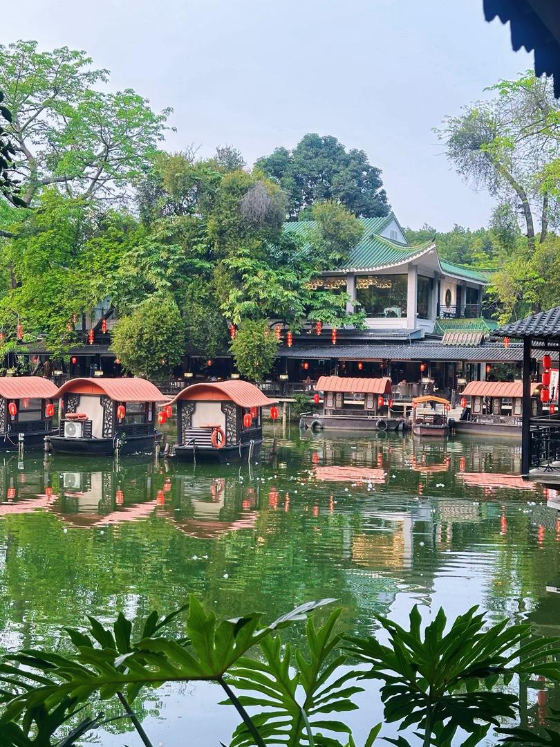 广州唐荔园餐厅二十几年老店，依西关名园旧貌重建，亭台楼阁画舫。叉烧真好吃😋相当