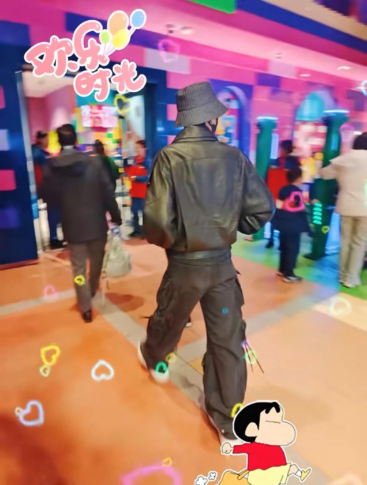 张若昀唐艺昕带娃网友偶遇张若昀唐艺昕乐高乐园带娃玩，拍摄之余也有在好好陪家人?