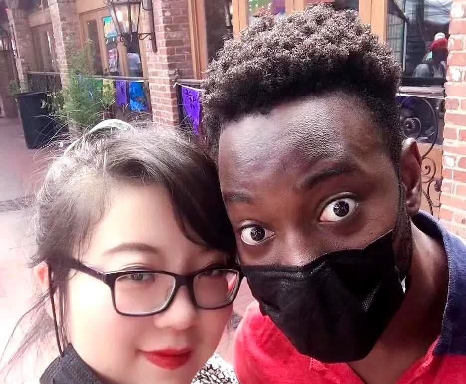 朋友圈看到有人嫁给了黑人，还秀恩爱，还很多人羡慕表示很幸福，本人表示很不赞成，这