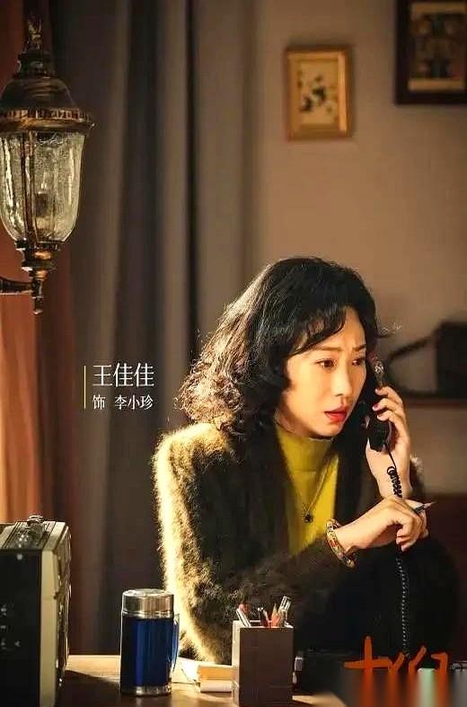 说真的，看《老舅》，我眼睛就没从那个歌舞厅老板娘身上挪开过。杨小姐，啧啧，那哪