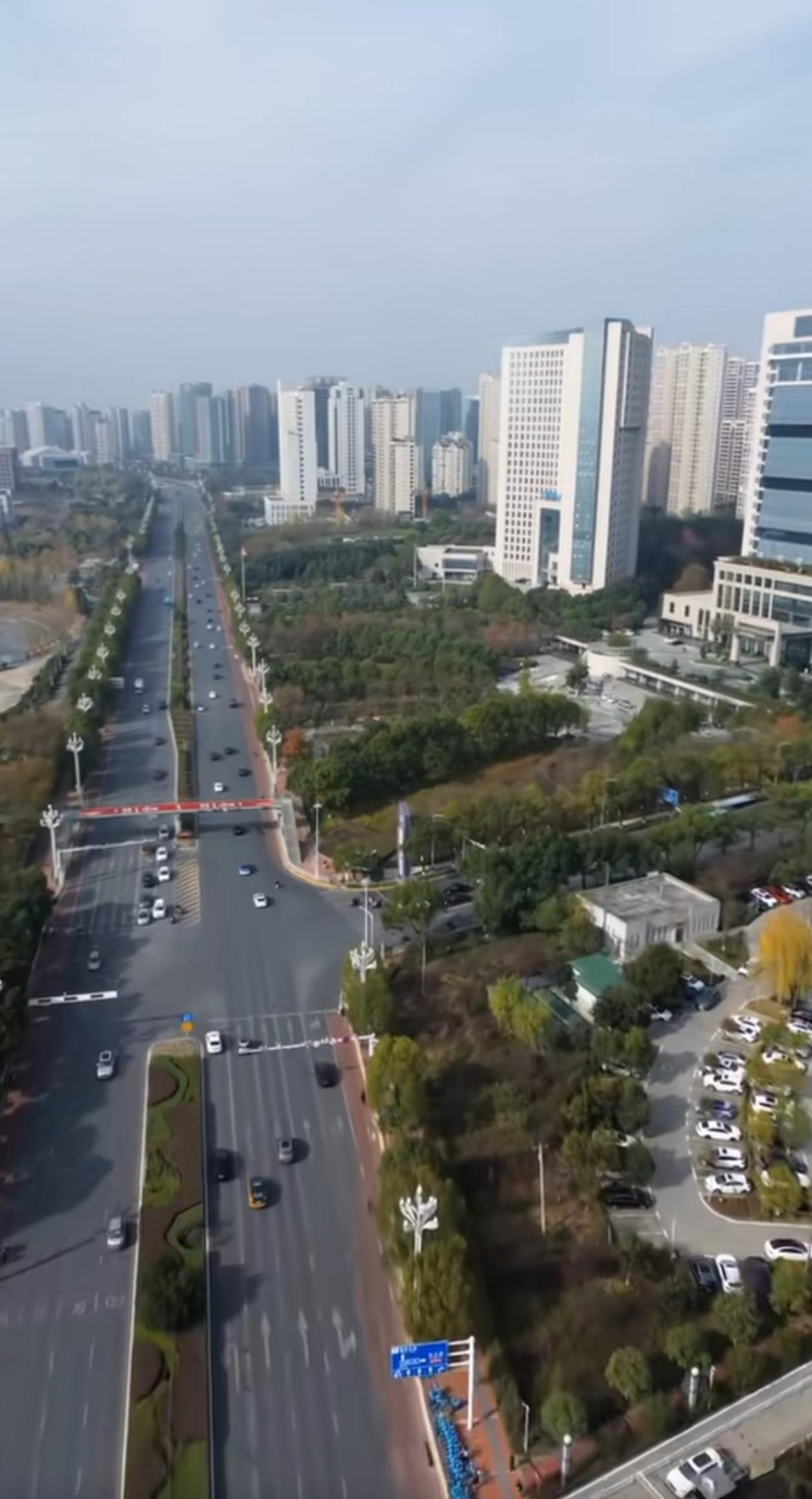 不得不说安康大道两边建设得真好，每次走到这里就有一种进入大都市的感觉，高楼林立、