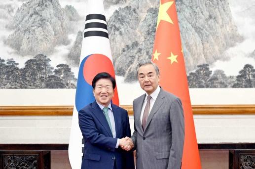 韩国答应中国了。8月24日，中国外交部长王毅在北京会见韩国总统特使团，并和他们
