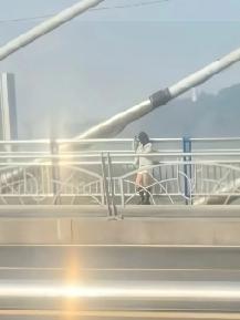 四川宜宾长江大桥，一年轻女子留下衣服、手机、香烟后跳桥……有人感慨，抽荷花用