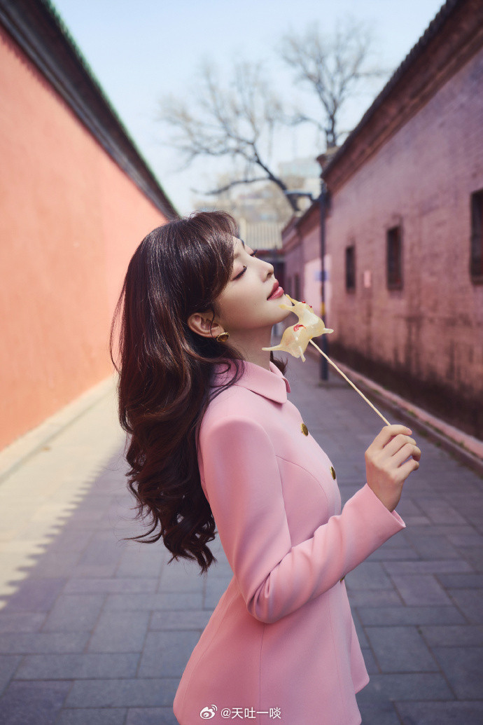 粉裙套装胡同里漫步、对镜甜笑惊艳回眸——章若楠。每日明星美图分享