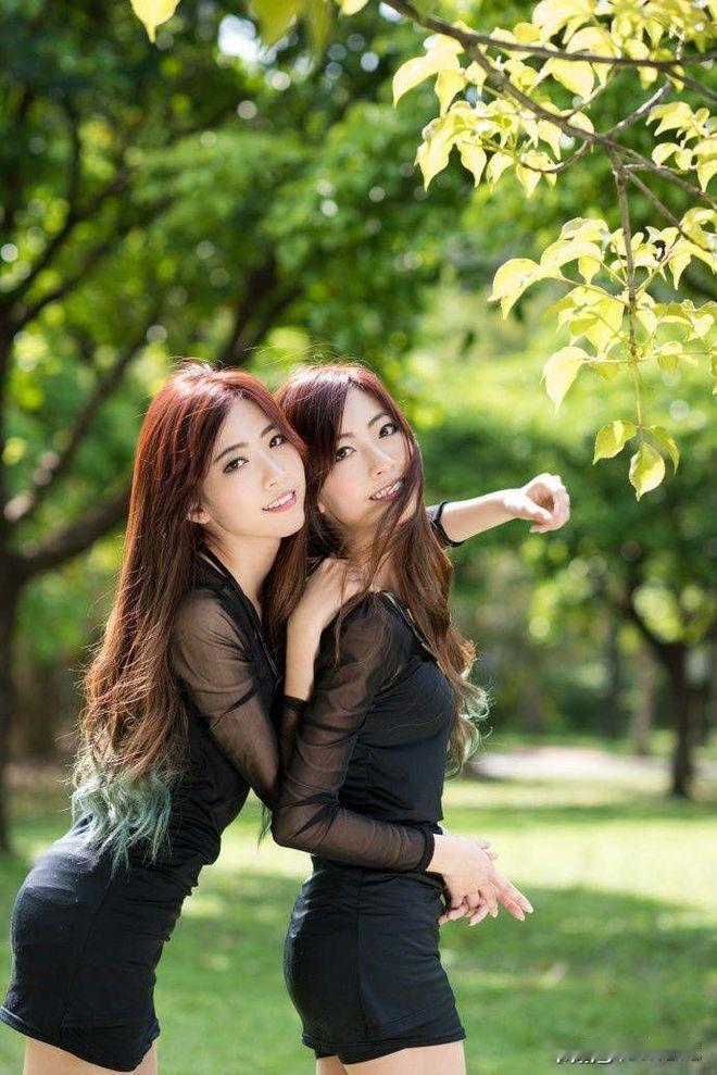 姐妹情谊深厚，四周绿意葱茏，一同在阳光下度过美好时光。🌿💕知道什么样的女人