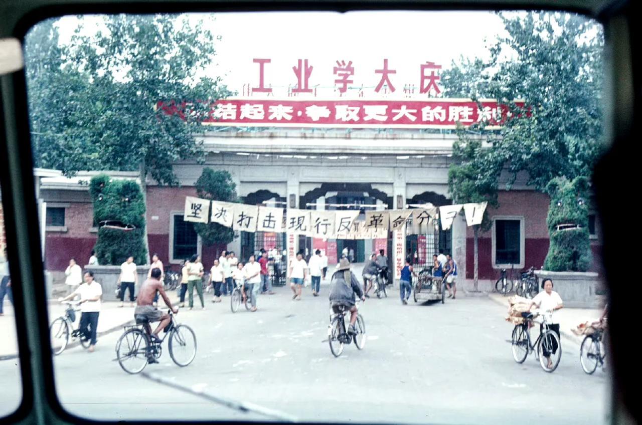 绵纺厂门外，郑州，1977年摄。​​​