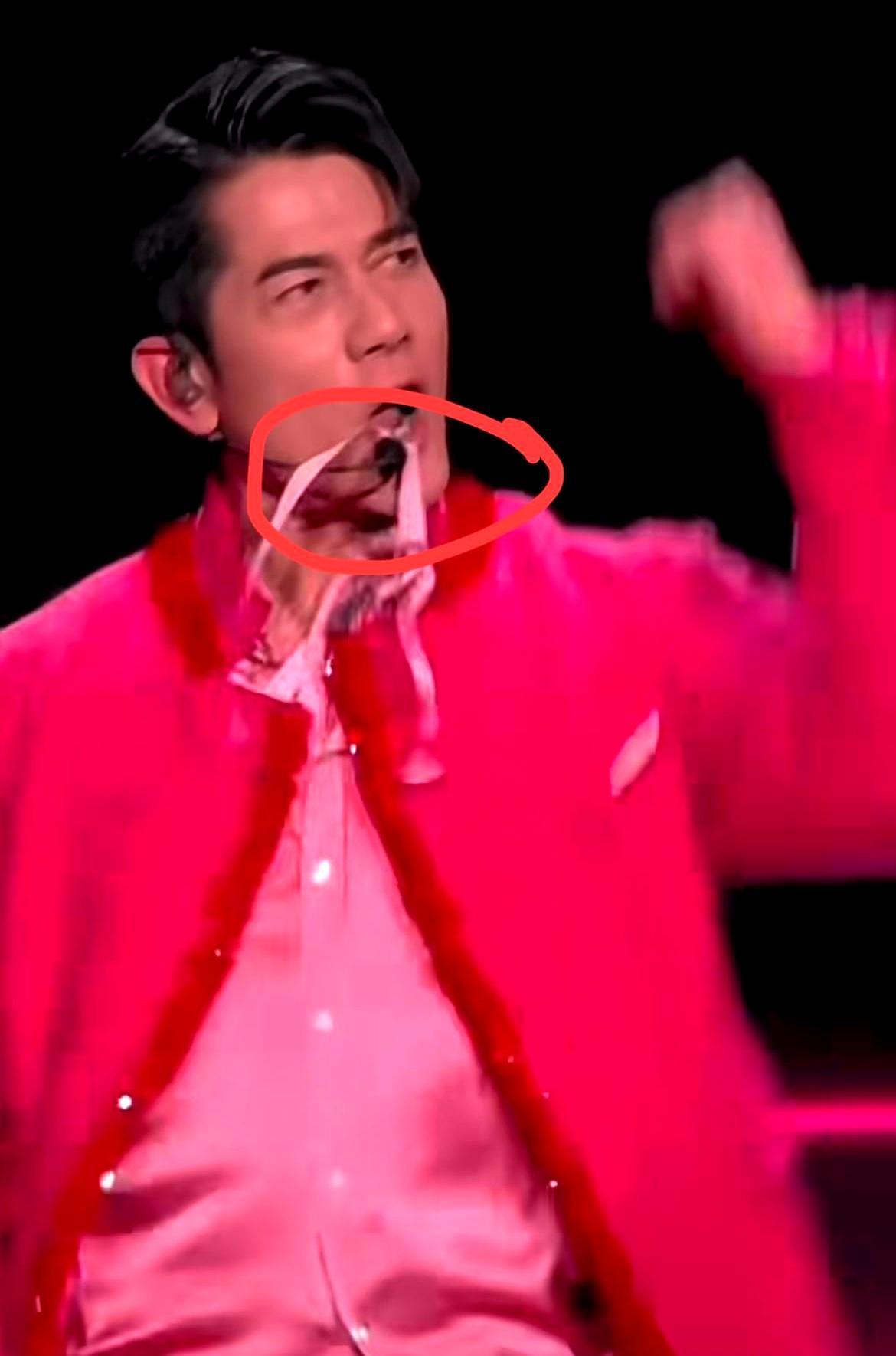 春晚直播，麦克风被缠死！郭富城0.5秒神操作，导播吓出冷汗，观众全没看出来。