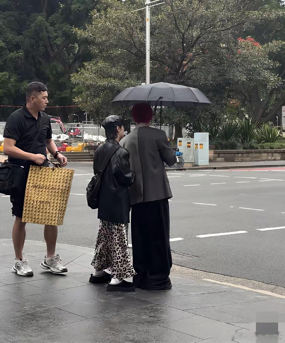 李荣浩与杨丞琳在澳大利亚悉尼街头被偶遇，二人个子都不高，旁边的助理比他们高多了，