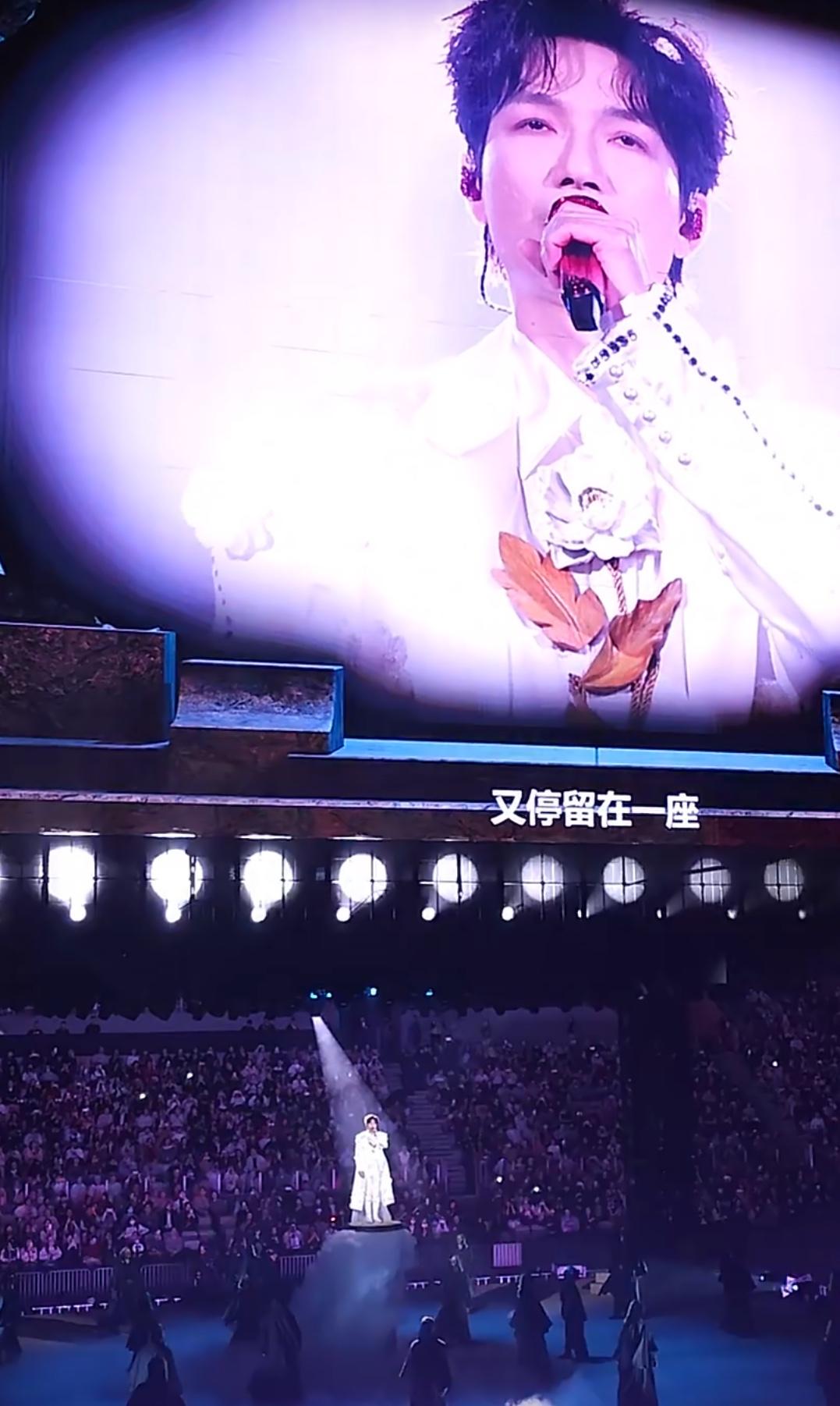 陈楚生深圳站开场《追风筝的孩子》。虽然还是这首歌，但是一开口的歌词真的太戳人了