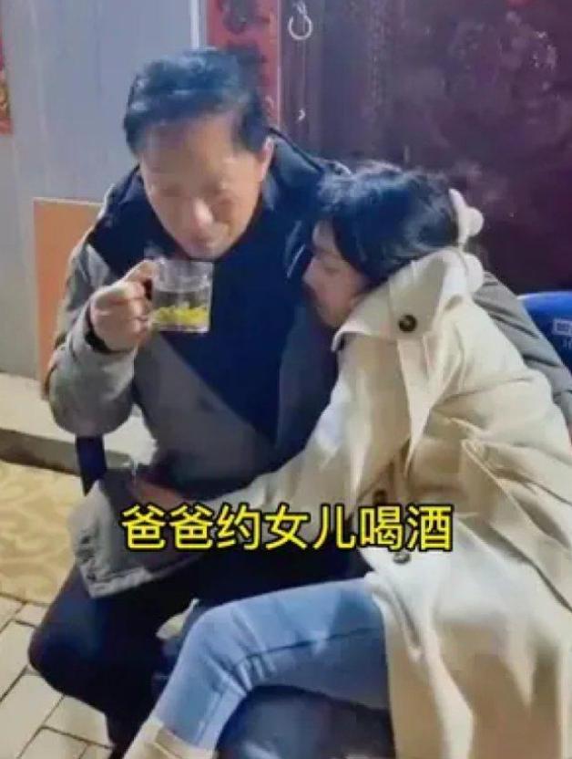 父亲带刚成年的女儿去夜店喝酒，任由她一杯接一杯，直到彻底醉倒、呕吐断片。可他接下