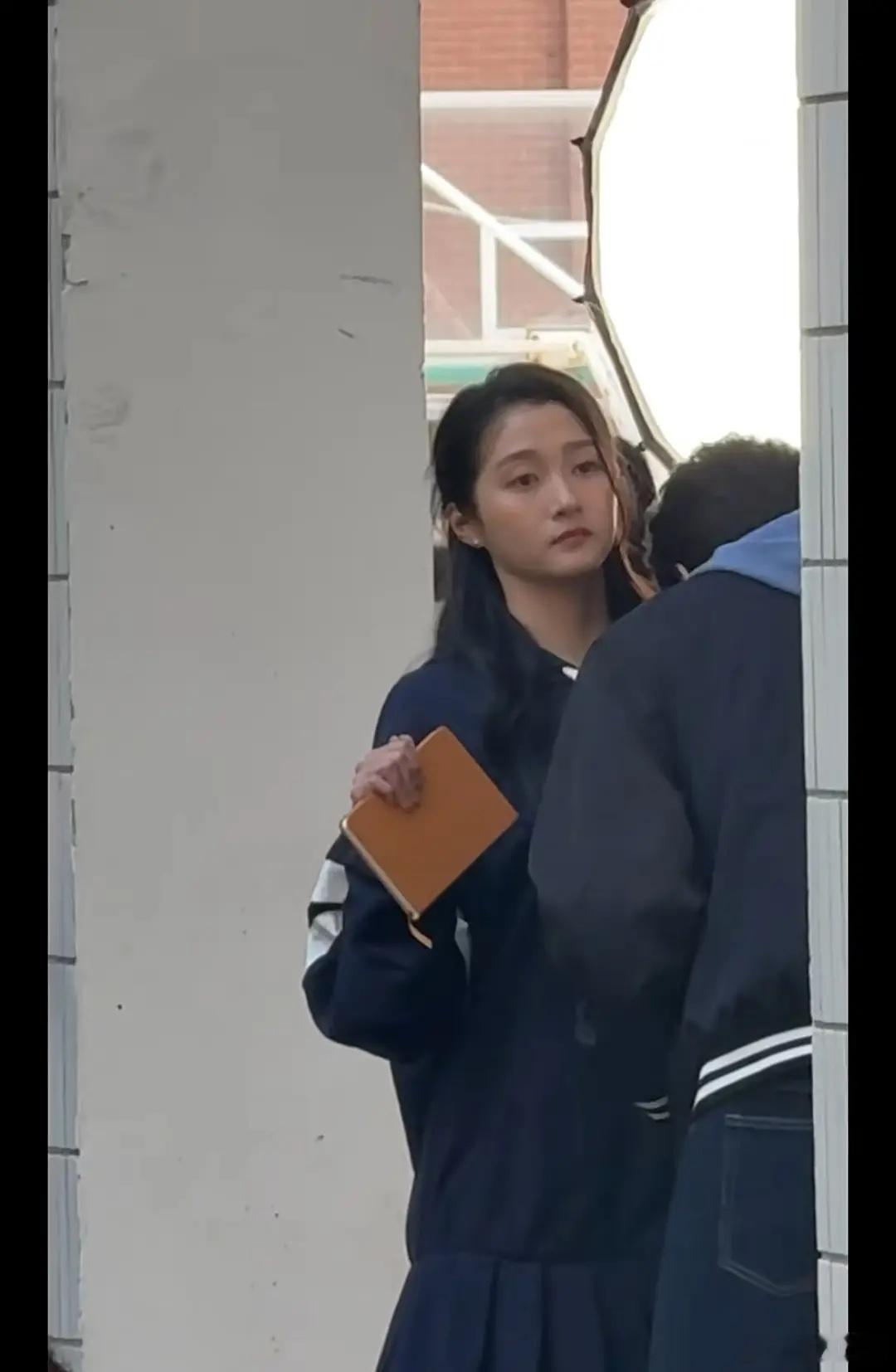 关晓彤和林一两个人的面部肌肉都向下了