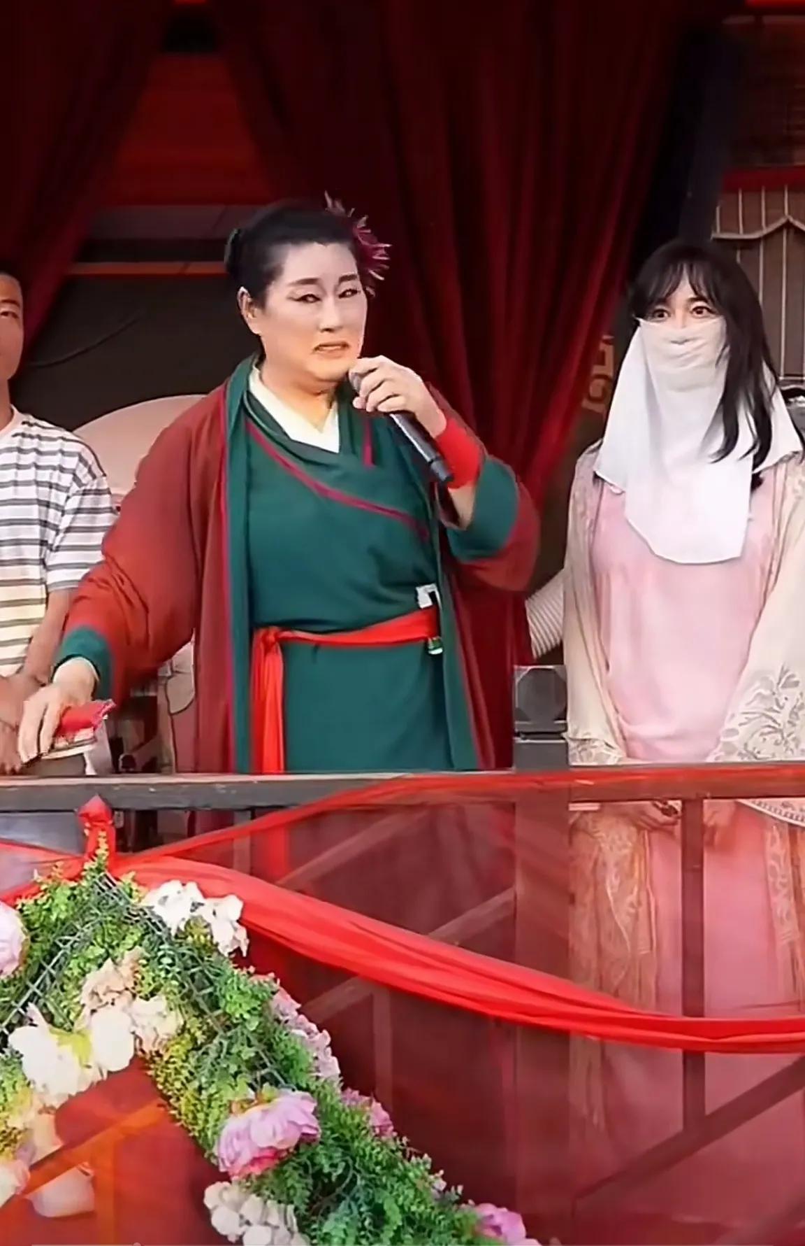 彩礼1000万！！万岁山武侠城王婆说媒，一个身着汉服、白纱覆面、长发披肩的美女一