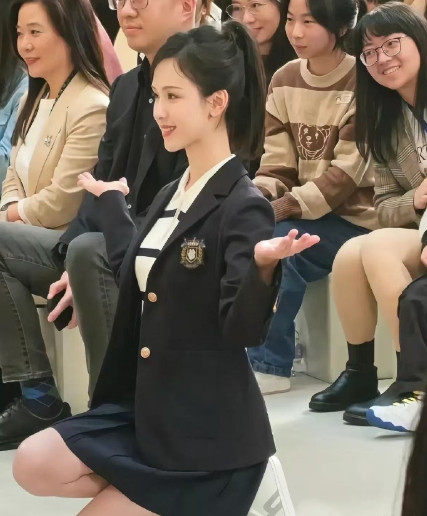 这应该是校服的天花板了吧？