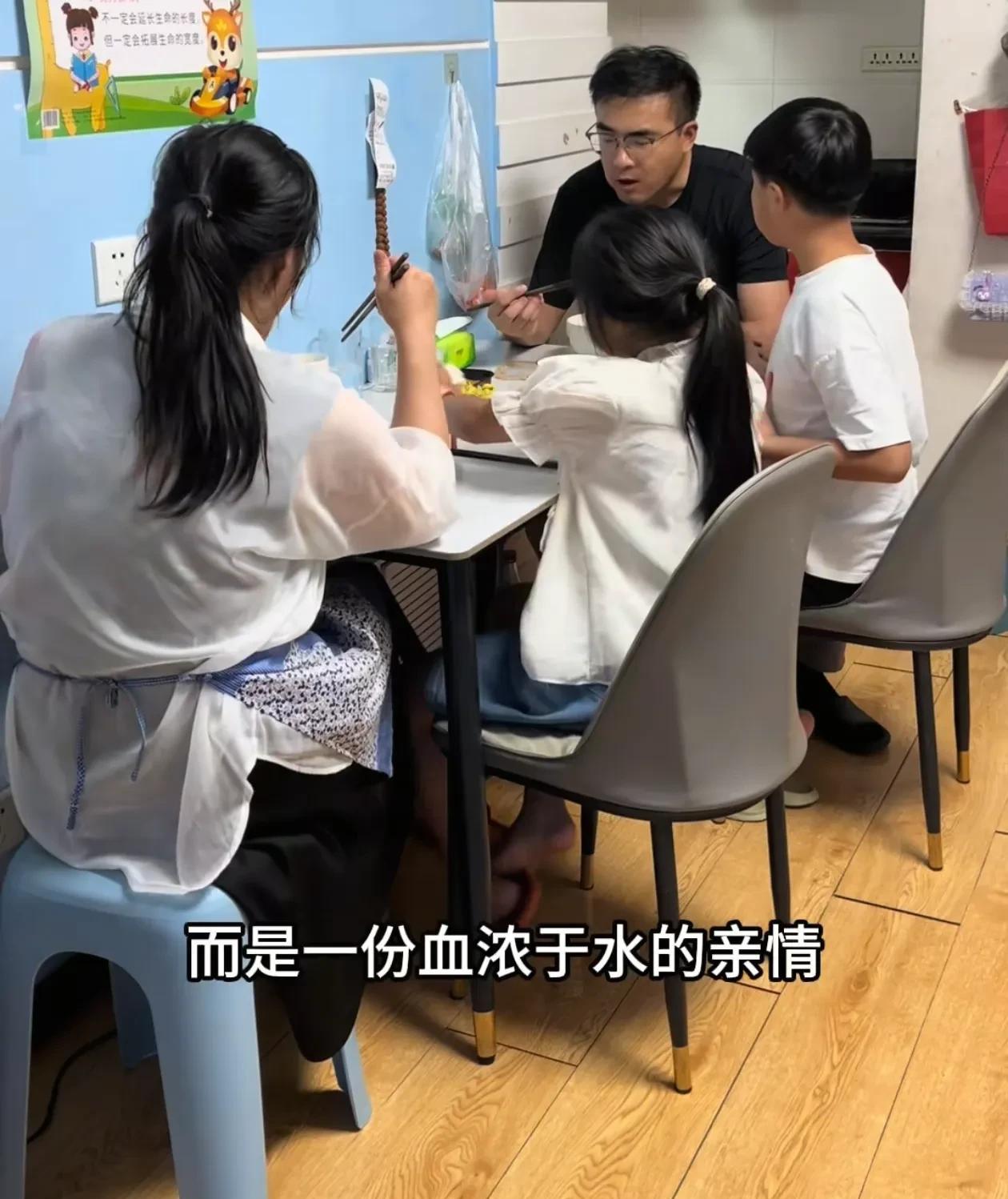 经常刷到我们本地的一个叫二帅的博主，夫妻俩85后带着一双儿女从农村来到省会打拼，