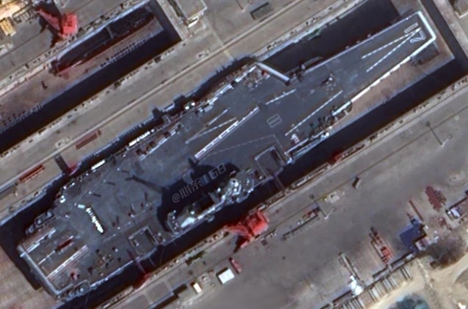 山东舰目前正在进行甲板重新划线，为歼-35隐身舰载机上舰做准备。根据网友发布的山