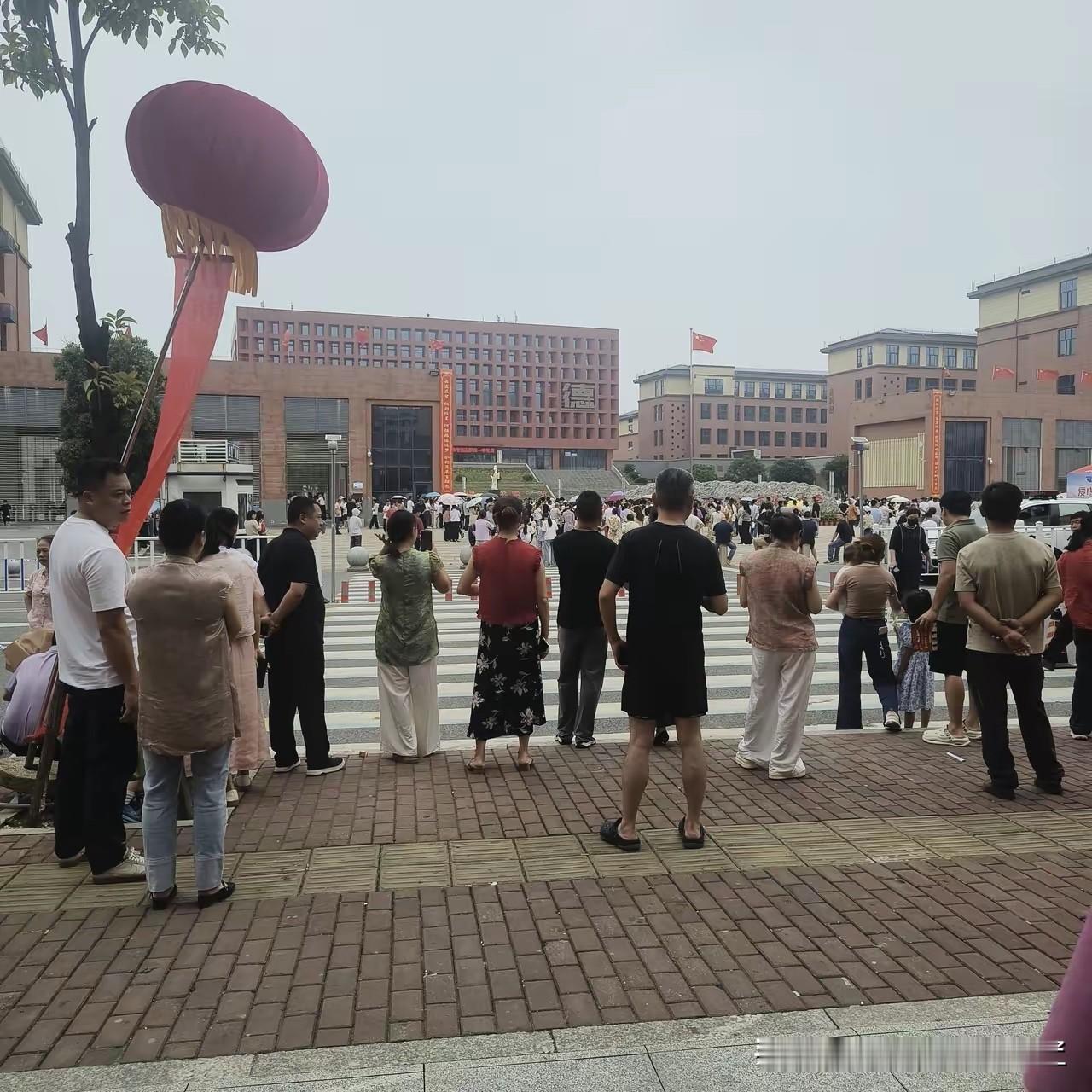 下午考完数学，娃说特别难，比任何一次模考都难，她平时数学还不错的同学说眼泪在眼圈