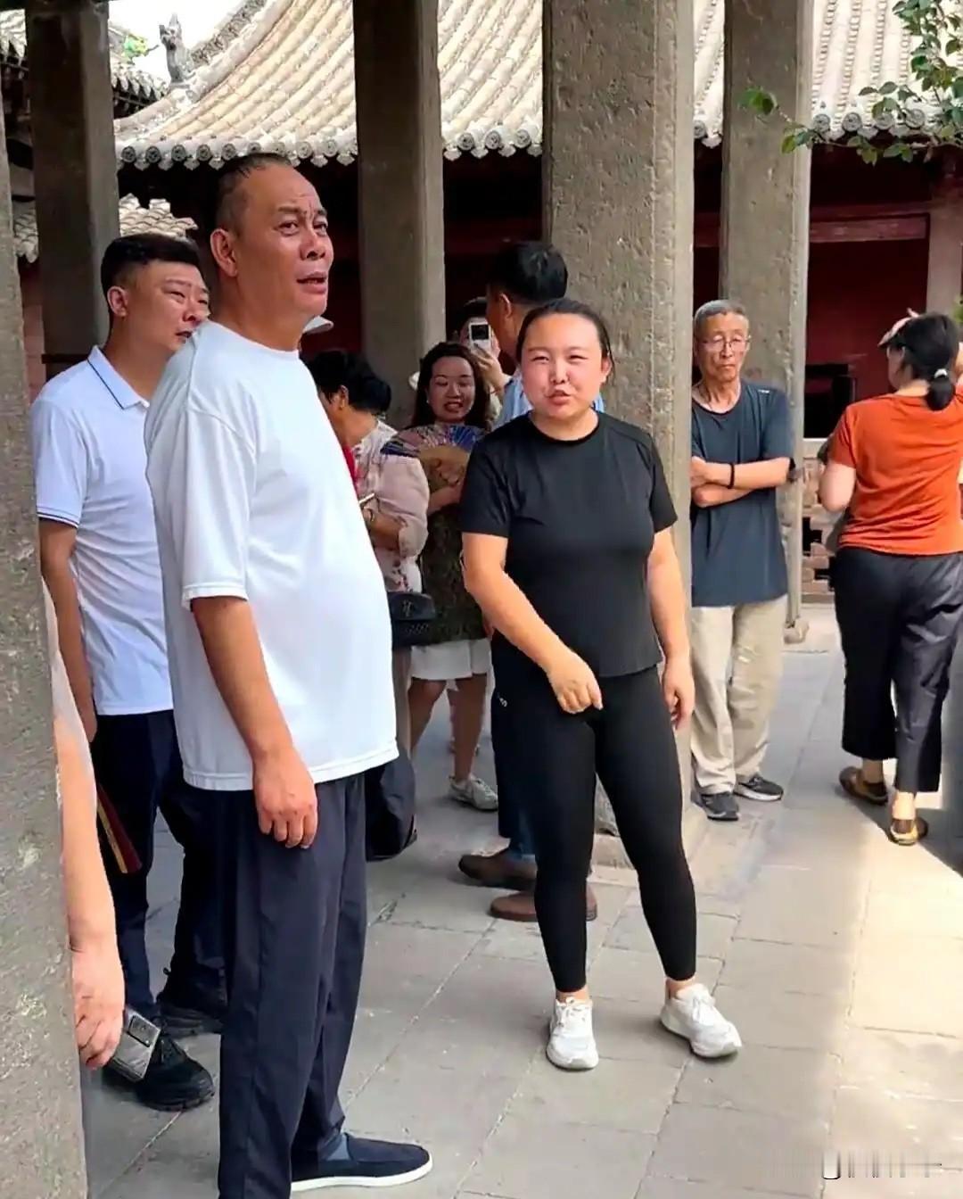 “吕布”张光北在山西旅游，前额秃头，还有了小肚子，苍老了好多！[墨镜][墨镜]