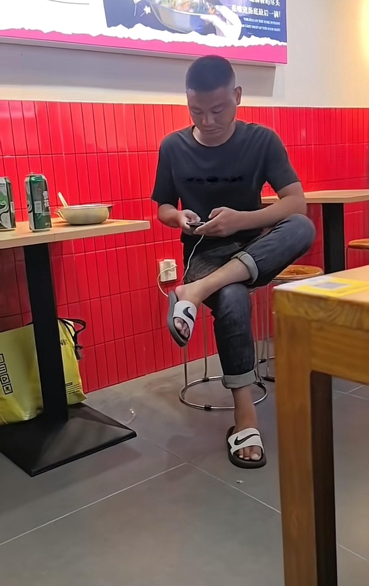 近日湖北仙桃，一名男子到一家餐馆内就餐，点了一碗螺蛳粉加猪蹄，还点了几瓶啤酒，老
