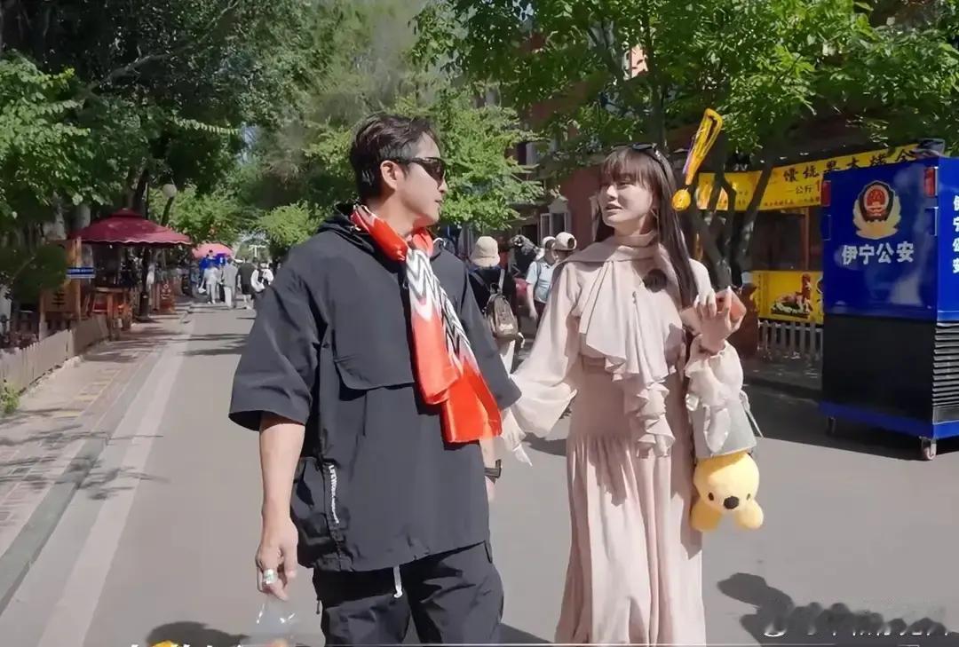 冉莹颖化好妆刚出门，邹市明就想回酒店歇着，旅行里最扎心的不是累，是节奏撞上了