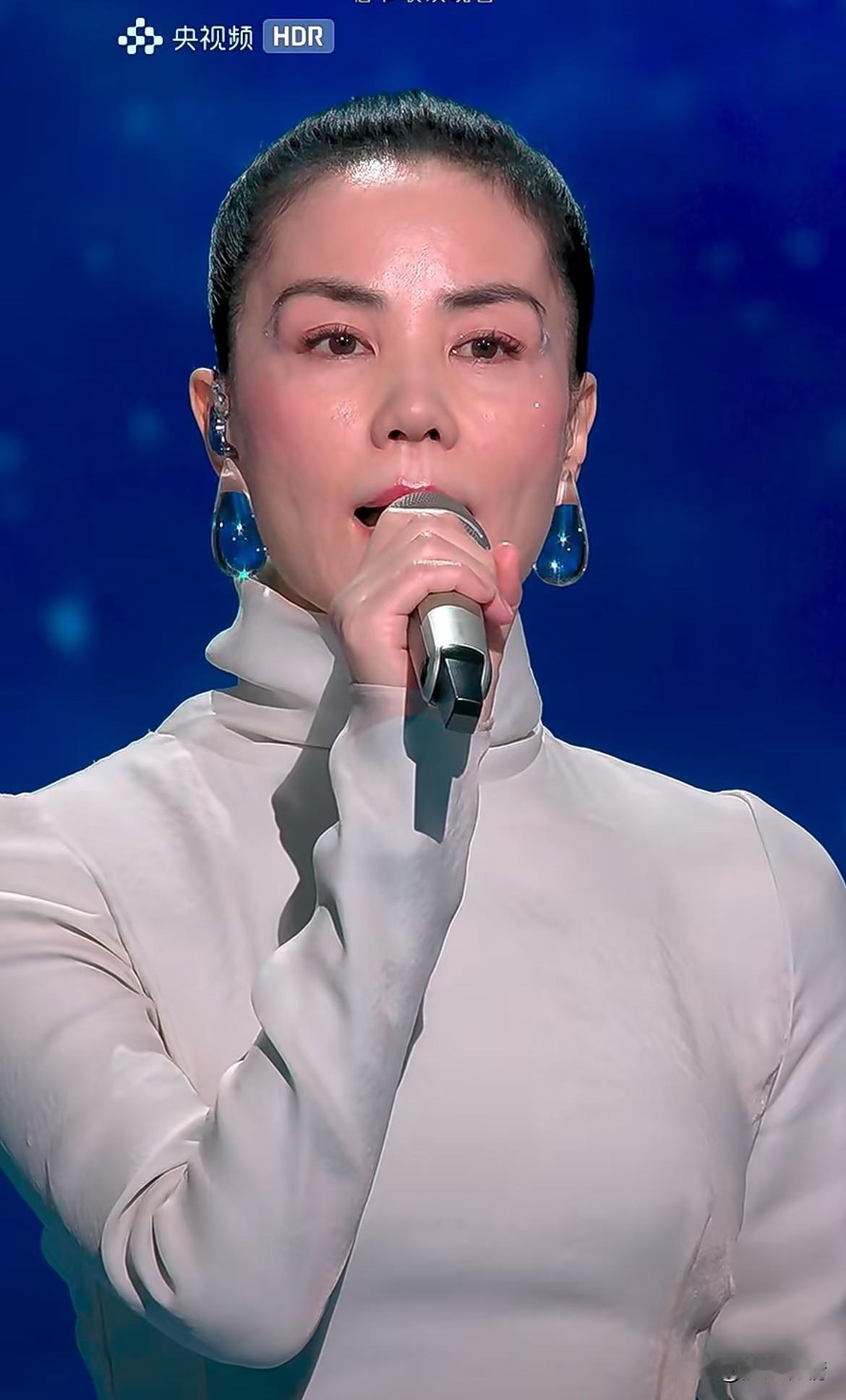 大家听说了吗？原来王菲春晚戴的那对水滴耳环，价格才不到2000？真没想到，拥有1