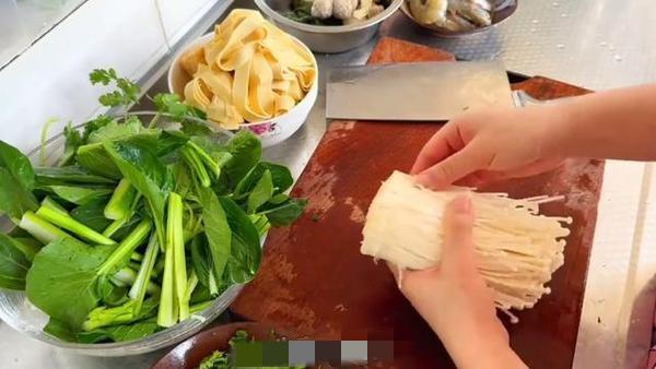 “奶奶减肥法”真的伤身体！近日，超火的奶奶控体重法你们都刷到了吧？就是天天