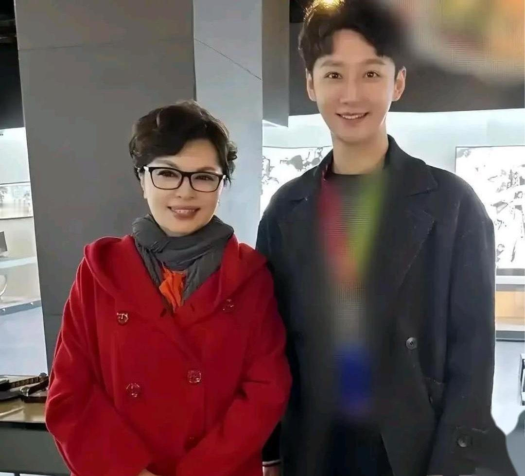 央视主持人李瑞英和儿子的感情好得蜜里调油。34岁的儿子外形俊朗颜值出众，和妈妈眉