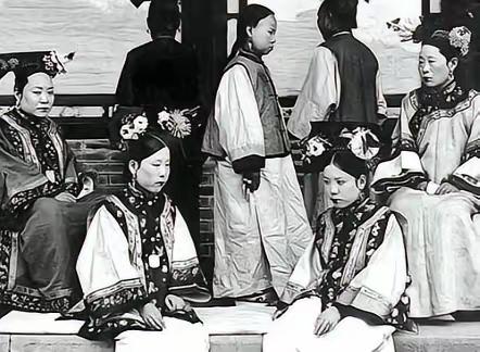 1903年秋，慈禧一句话，把身边19岁的大丫头赏给了六十岁的老太监。新婚当晚，老