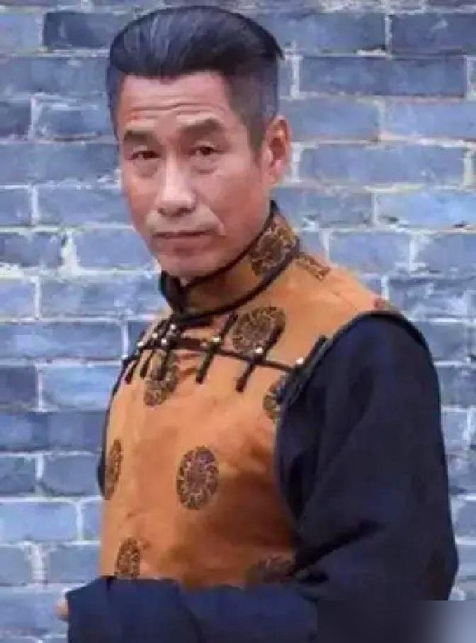 退片酬，卖房子，四年不接戏。你以为陈宝国为《大宅门》是讲义气？错了。当年剧组