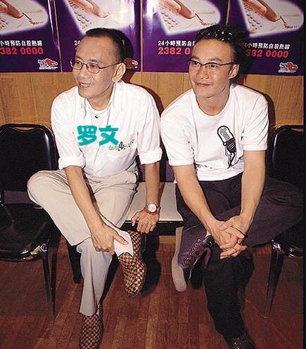 罗文化疗期间，一张罕见的留影，这张照片拍摄于2002年5月11日，地点在香港，举