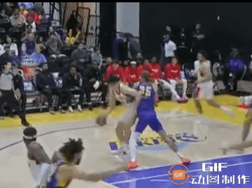 队友不行？我自己来！发展联盟比赛虽然节奏很快、对抗激烈，但球员的能力水平参差不齐