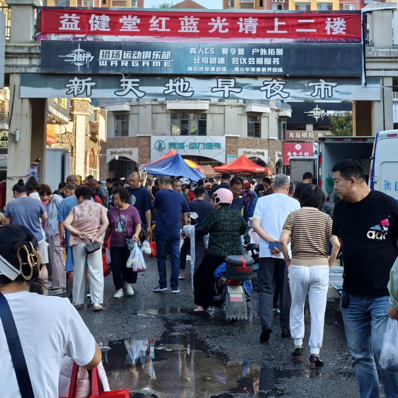今天开海后的第三天，早市上的小海货也多了起来，好久不见的扇贝、海螺、蛏子、琵琶虾