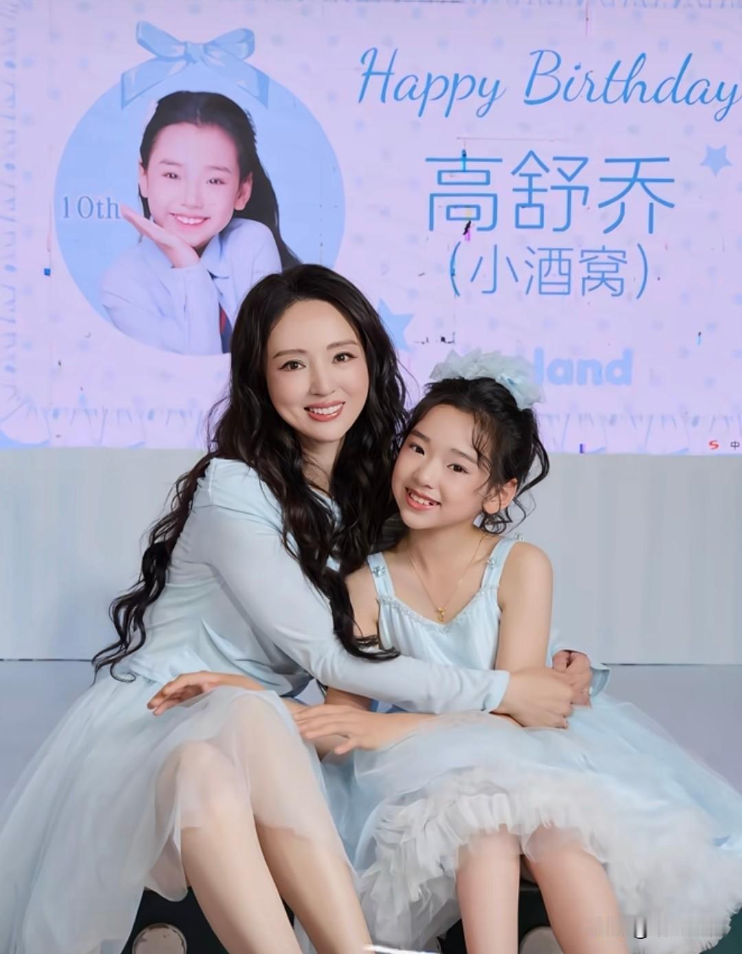 小酒窝10岁了董璇现在过得很幸福有爱她的老公，还有可爱的女儿小酒窝简直就是