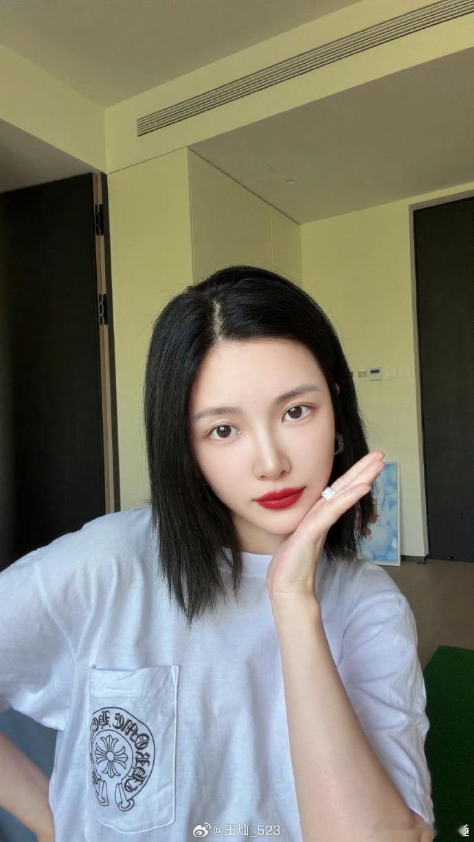 王灿等到资助孩子独立才自报身份杜淳妻子王灿分享了一段匿名助学故事，她多年默默资