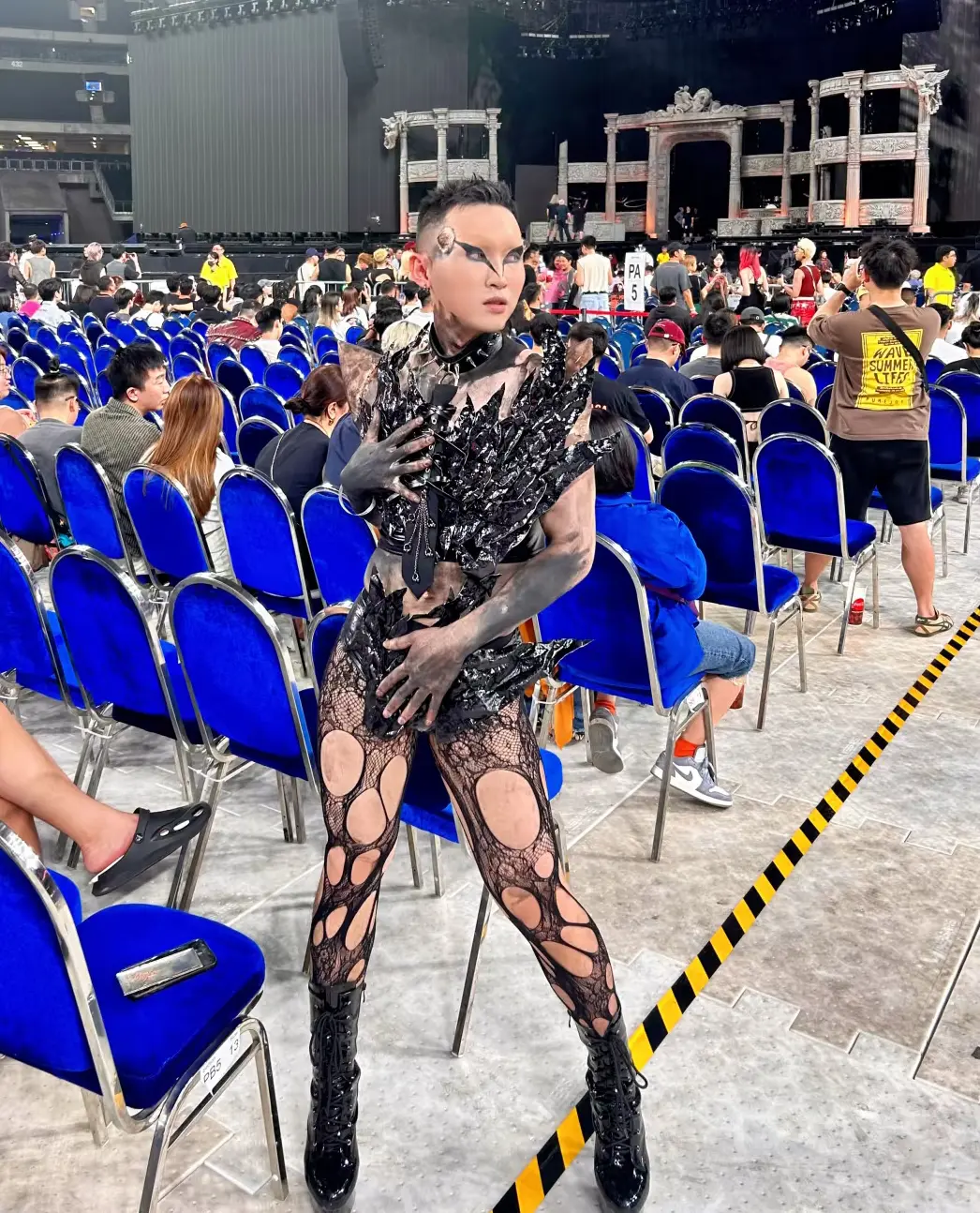 來看Ladygaga，必須時尚！异形时尚一下