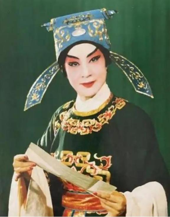 1925年，27岁露兰春伺候完57岁的黄金荣，便泛起恶心去洗手间干呕，擦完嘴巴，