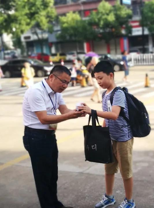 一位五十一岁的乡镇学校的老师说，他们校长可以算得上一个奇人了。以往的几任校长，每