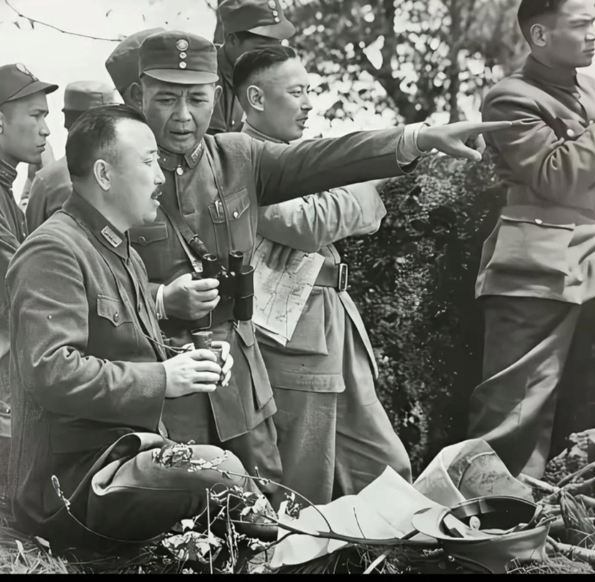1944年，中国远征军司令卫立煌在云南前线指挥作战时，留下的珍贵合影，他早期就因