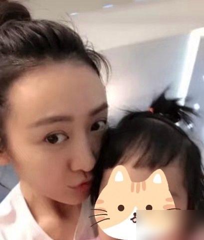 王鸥遛娃！何九华为什么不承认？也许就是因为当初王鸥刘恺威夜光剧本的事儿吧。原