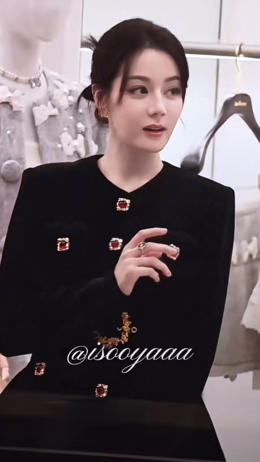 迪丽热巴新剧路透[捂眼睛]这身老钱风穿搭，在她的舒适区~迪丽热巴卫蓝​​​