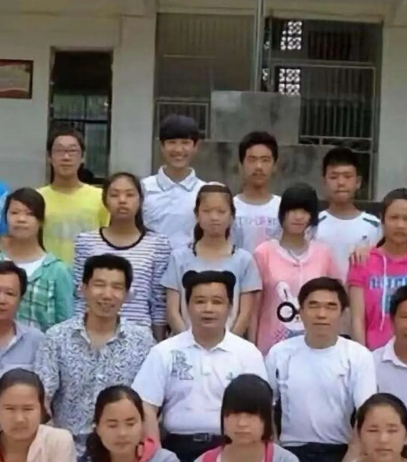 这下明白为什么要穿校服吧