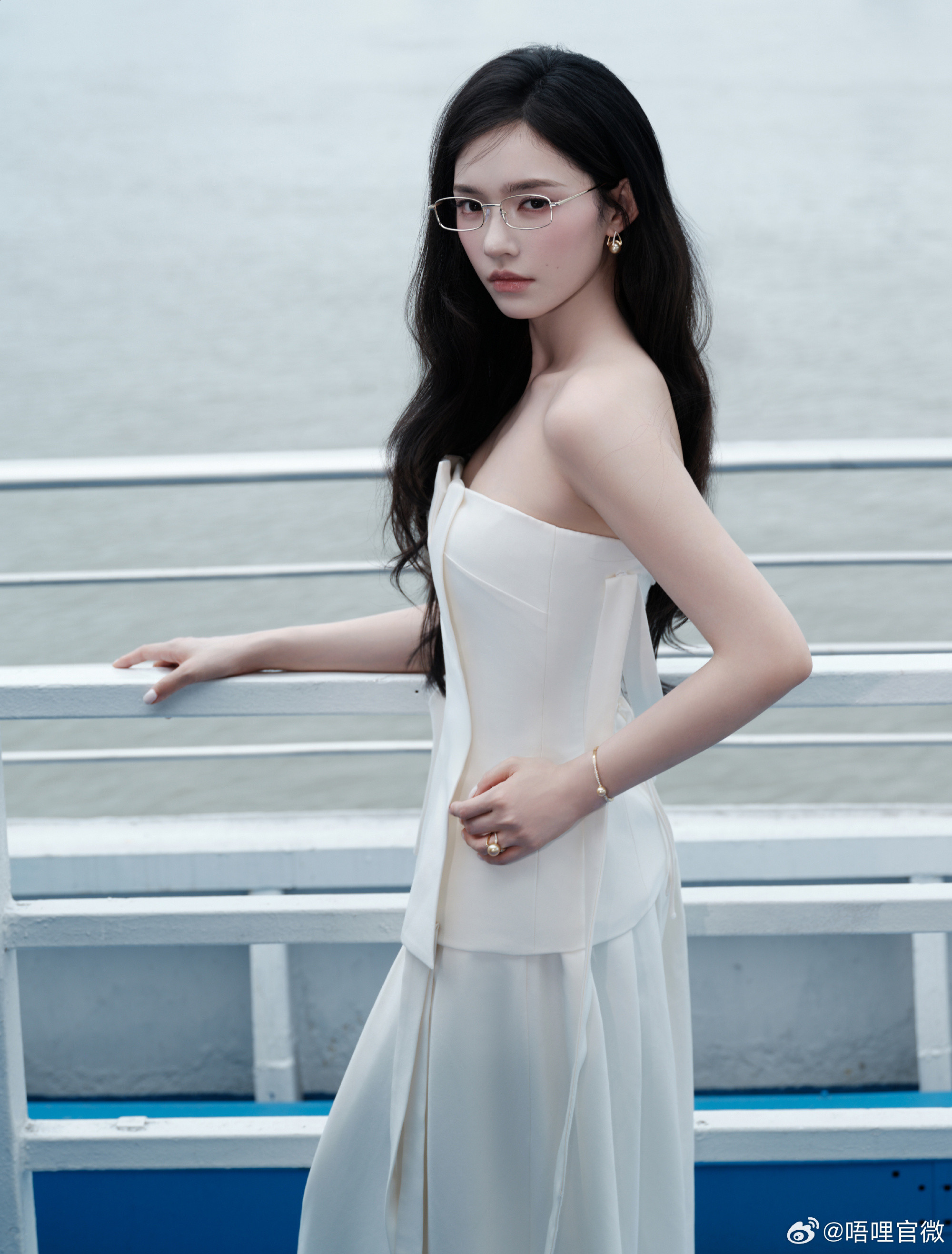 林允穿的是裙子还是裤子林允褶皱上衣配阔腿裤线下活动林允一身白色套装太吸睛，褶皱