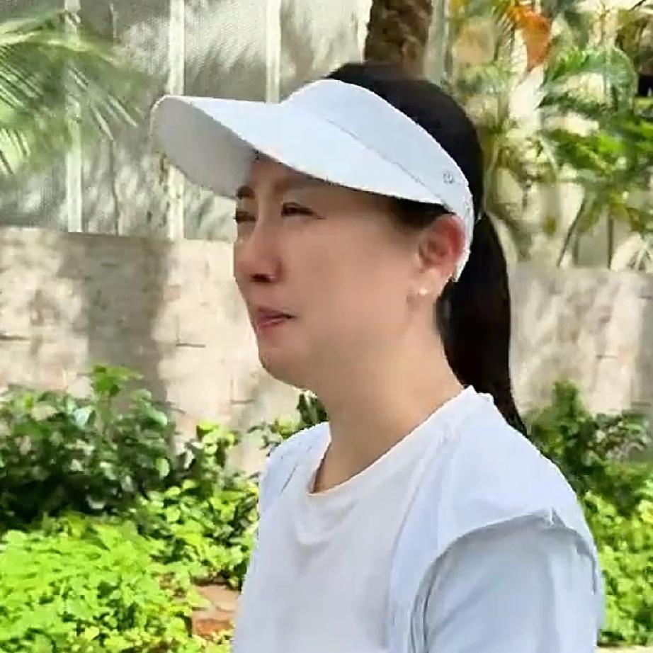 闫学晶的心灵鸡汤又来了，这次是针对我们这些当了婆婆的中年女人的，她是这样说的:“