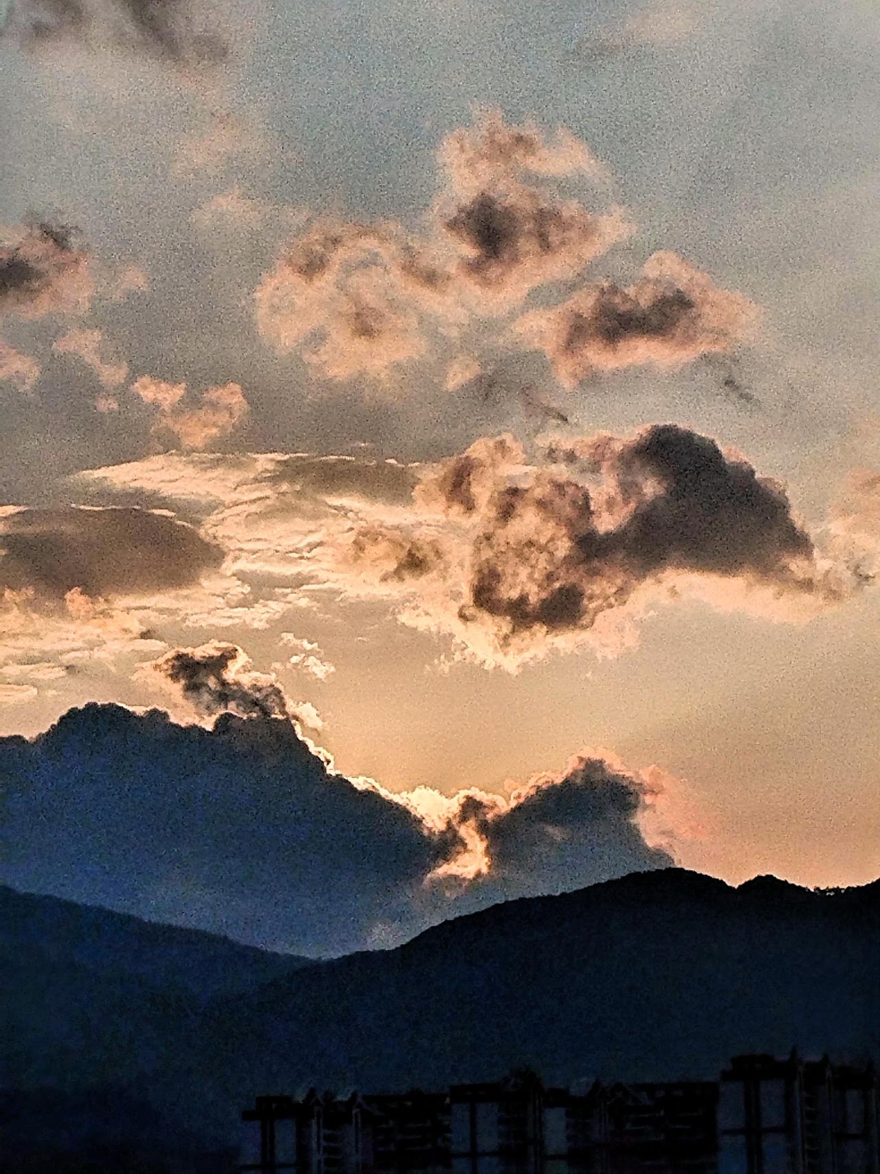 夕阳西下，云海翻腾，美不胜收。