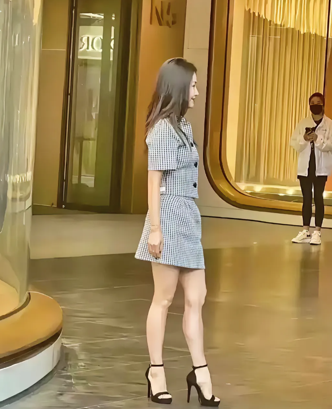 王子文，159cm，就是这高跟鞋太高了，看着这都脚快弯成90度了，看着有点心疼，