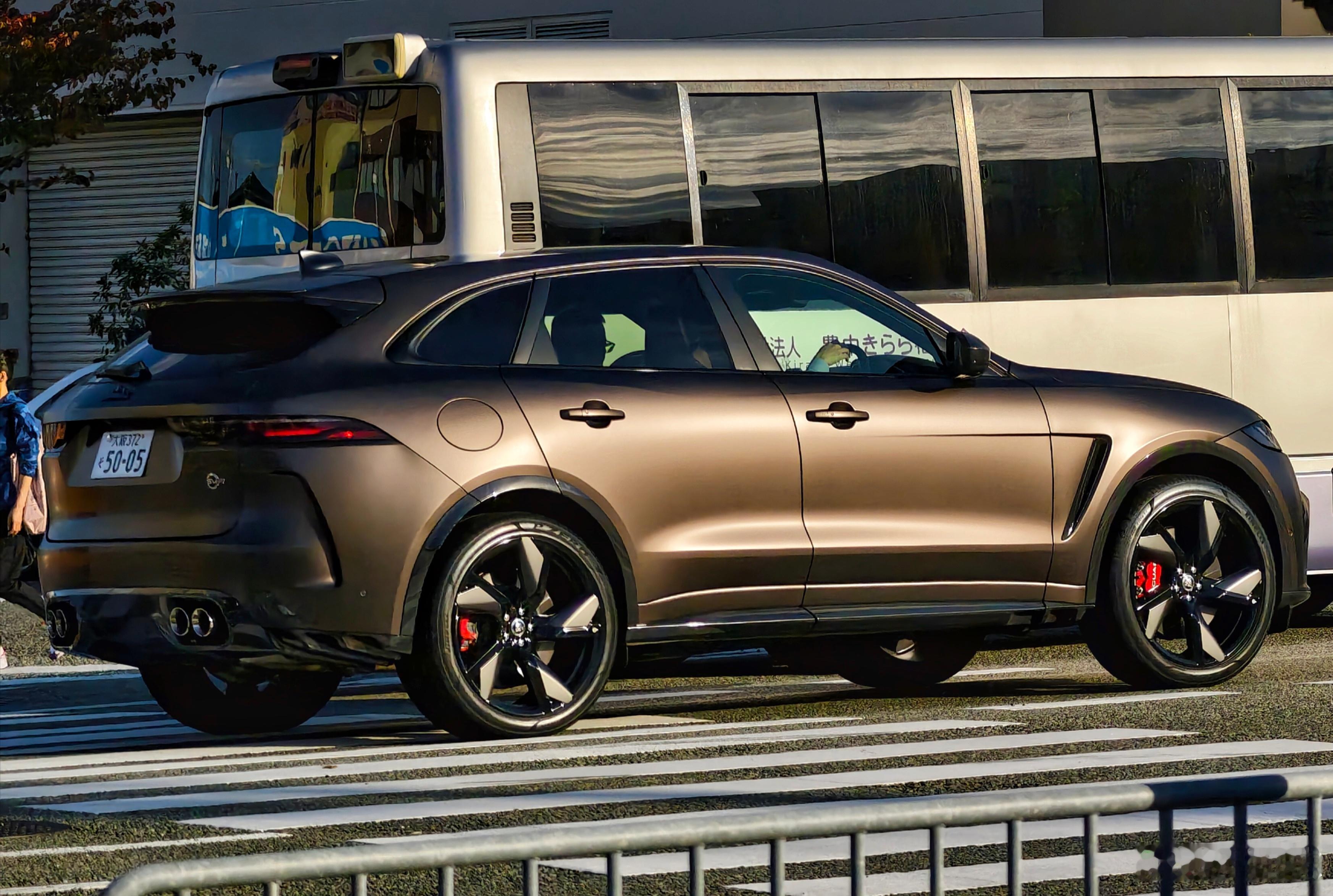 型车街拍偶遇捷豹F-Pace，四出排气和小宽体都暴露这车不是善茬。仔细一