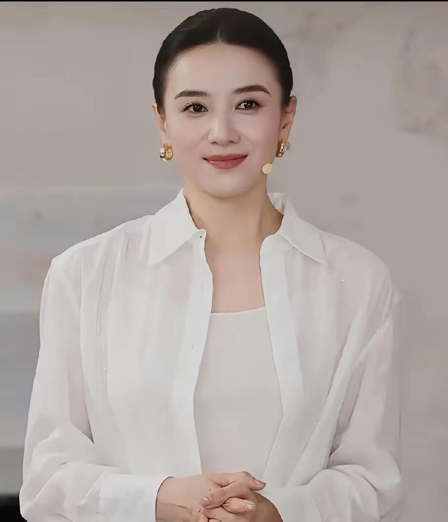 有件事，挺让人意外的。说出来可能没人信，连拿过两座金鸡、两座白玉兰的宋佳，都在杨天真播客里坦言，自己