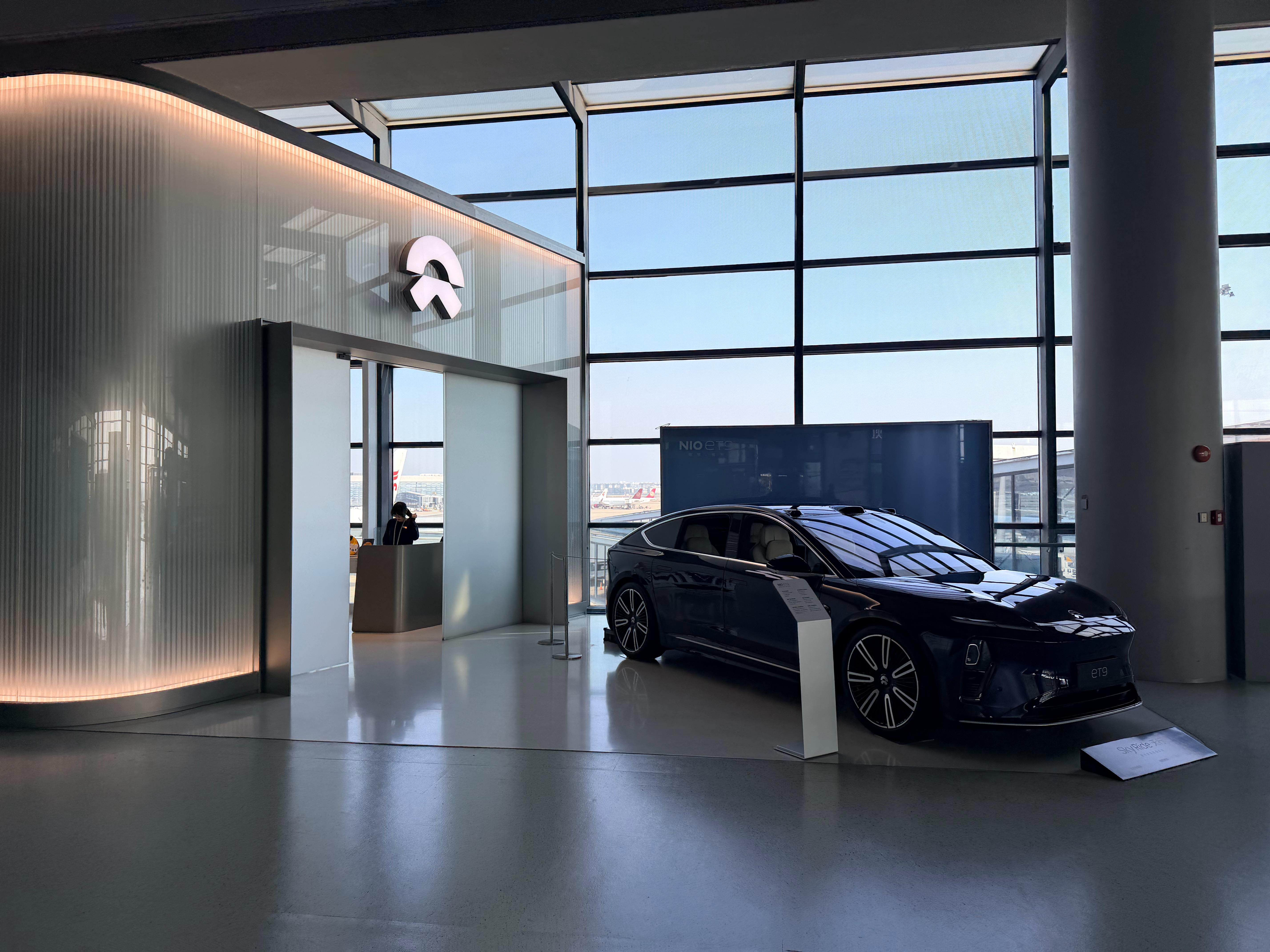 今天从56号口登机，来蔚来的休息室坐坐，这个景观位真好。