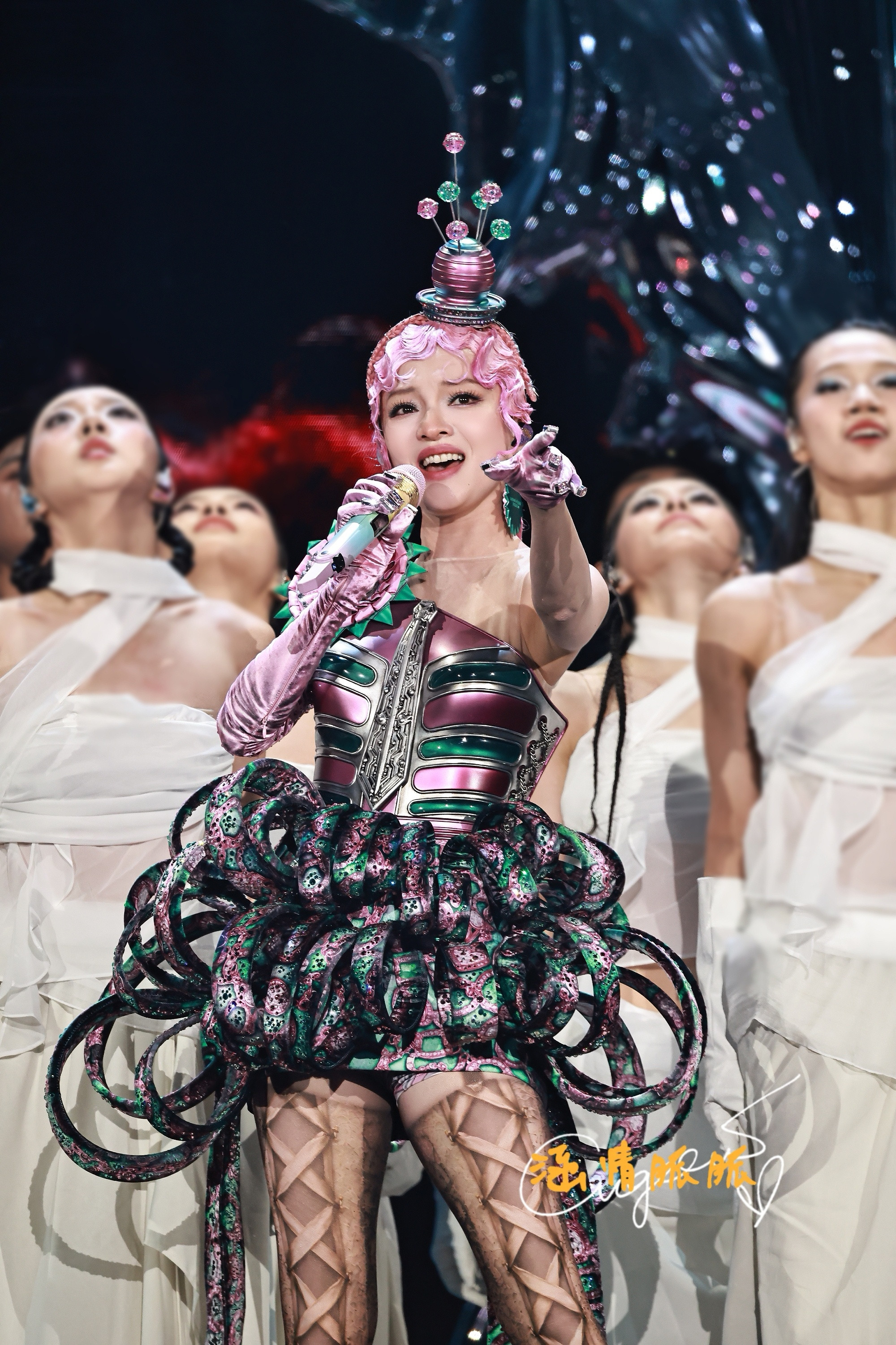 仿佛闯入潘多拉奇幻宇宙捕捉玩家巡演潮酷新造型古灵精怪新涵涵登场🎵#张韶涵演唱会##张韶涵玩家巡回演