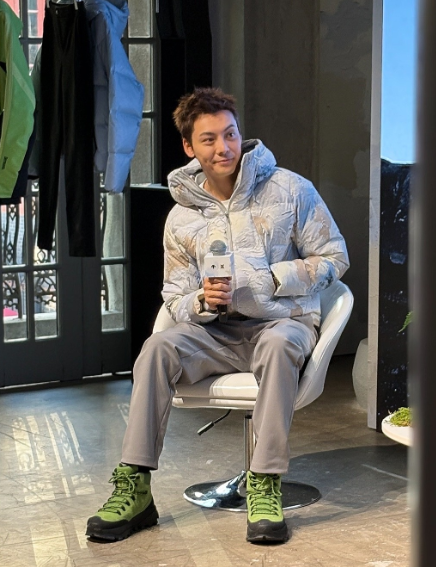 陈伟霆上海活动，穿羽绒服都那么帅气。陈伟霆最近活动频繁，又出现在上海参加品牌活