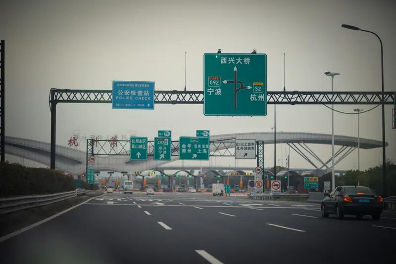 2026年春运，杭州高速服务区简直暖到心坎里！74对服务区在除夕给司乘人员免费提